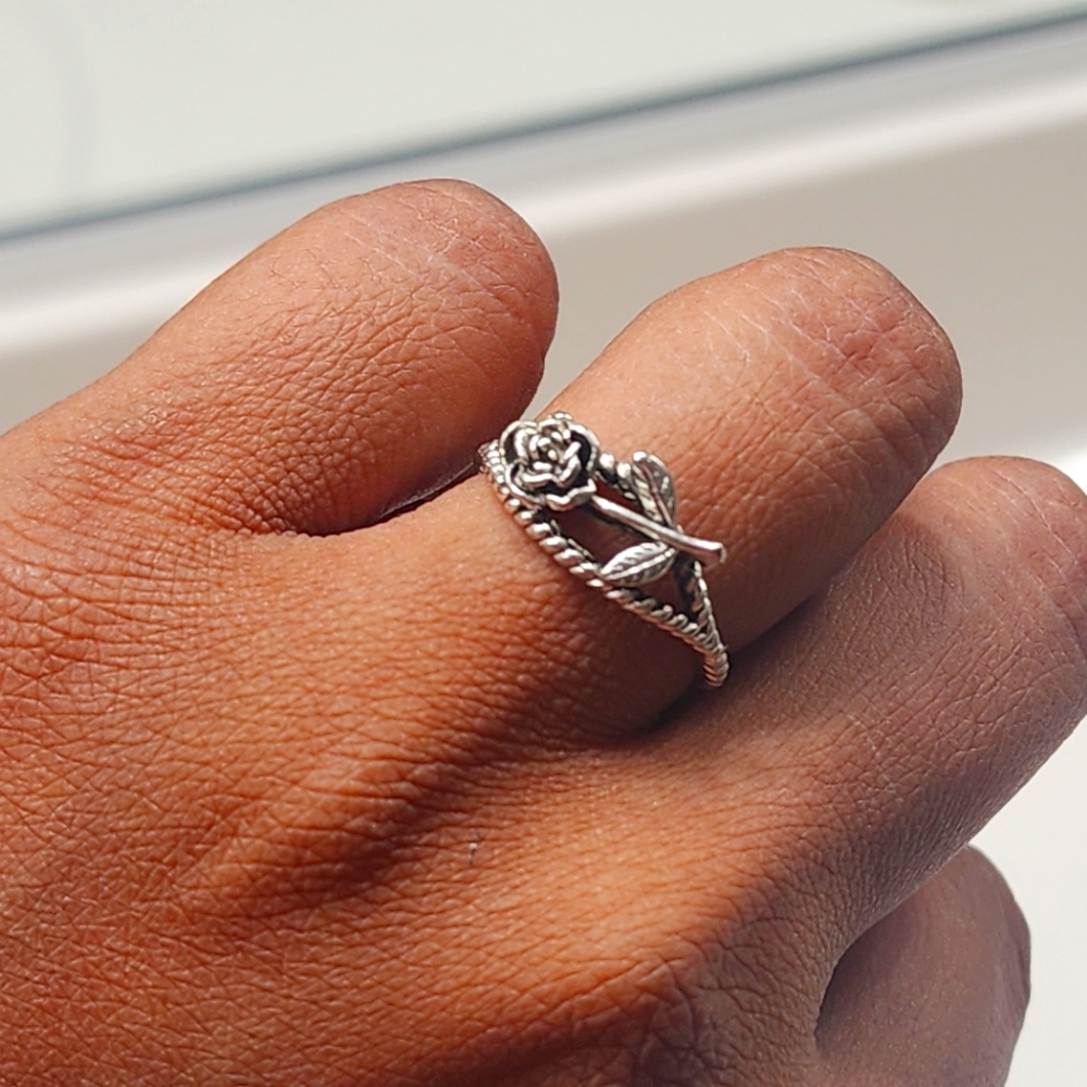 Rose Patterned Grooved Ring - image 2